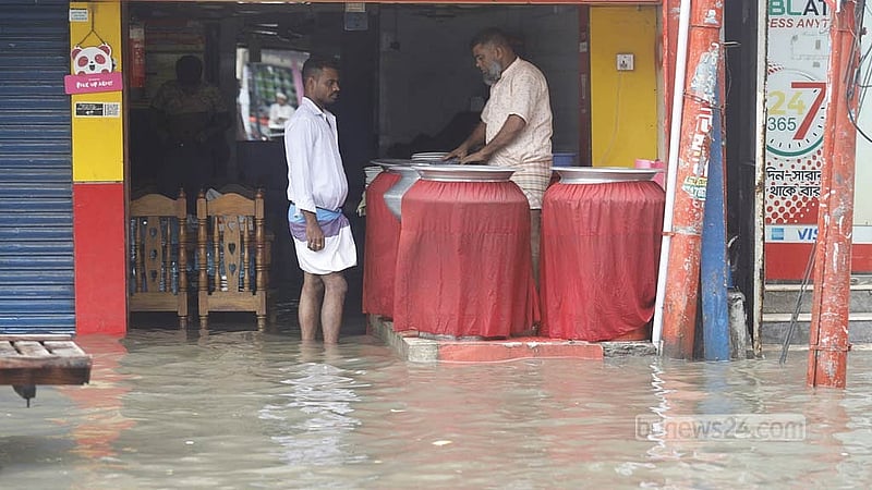 শুক্রবার ভারি বৃষ্টিতে রাজধানীর গ্রিন রোডের দোকানগুলোতেও ঢুকে পড়ে পানি। ছবি মাহমুদ জামান অভি