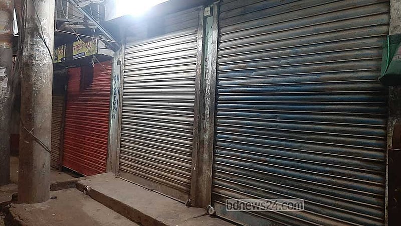 তেজগাঁওয়ের আড়তে রোববার রাত থেকেই ডিম বিক্রি বন্ধ করে দেওয়া হয়। ব্যবসায়ীরা বলছেন, ‘ন্যায্য মূল্যে’ তারা ডিম কিনতেও পারেন না। কিন্তু বেশি দরে বিক্রি করলে জরিমানা করা হয়।