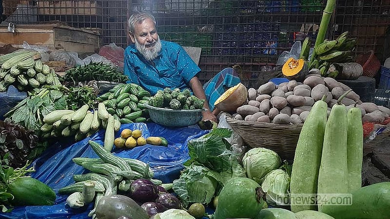 বিক্রেতারা বলছেন, এখন যারা বাজারে আসছেন, তারা সবজির খোঁজ করছেন বেশি।