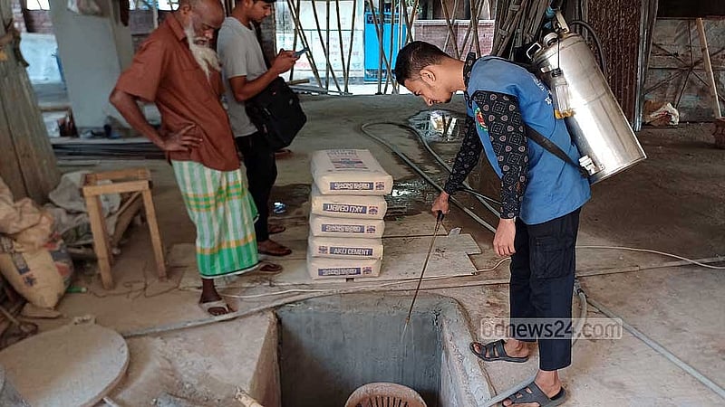 মশা নিয়ন্ত্রণে মিরপুরের লালকুটি এলাকায় একটি নির্মাণাধীন বাড়িতে ওষুধ ছিটাচ্ছেন ডিএনসিসি কর্মী।