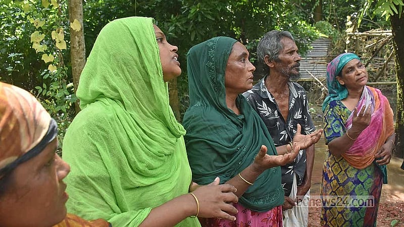 ফেনীর সদর উপজেলার বিরলী গ্রামের হাই স্কুলের দুই তলায় আশ্রয় নিয়ে আছে মাজেদা বেগম, রোকেয়া বেগম, নুরুল আলমেরসহ ২৬টি পরিবার। বৃহস্পতিবার স্কুলের পাশে রাস্তায় তাদের কয়েকজনের সঙ্গে কথা হয়।