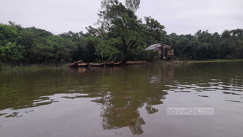 সিলেটের গোয়াইনঘাট উপজেলার পশ্চিম জাফলং ইউনিয়নের হাদারপাড় গ্রামের উত্তর পাড়ে বাঁধা ড্রেজার বসানো নৌকা।
