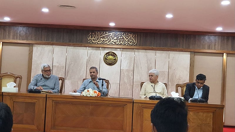 জুলাই সনদ বাস্তবায়ন প্রক্রিয়া ও গণভোট আয়োজন নিয়ে সরকারের অবস্থান তুলে ধরতে ৩ নভেম্বর সংবাদ সম্মেলনে আসেন আইন উপদেষ্টা আসিফ নজরুল।