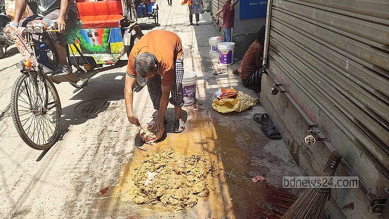 রাজধানীর শান্তিবাগ এলাকায় পশুর বর্জ্য সরাচ্ছেন এক কর্মী। 