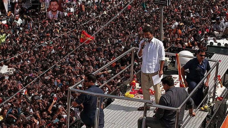 দক্ষিণ ভারতে এক রাজনৈতিক সমাবেশে বক্তব্য দিচ্ছেন অভিনেতা ও রাজনীতিক থালাপতি বিজয়। ছবি: রয়টার্স