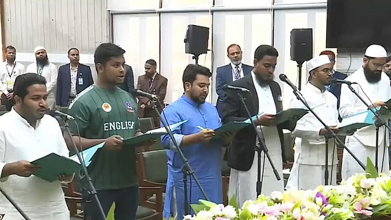 এমপি ও সংবিধান সংস্কার পরিষদের সদস্যের শপথ নেন এনসিপিরা নবনির্বাচিতরা।