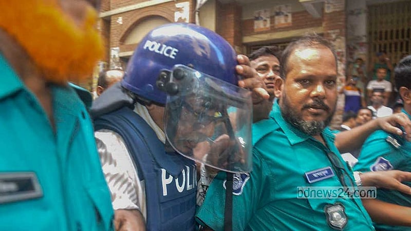 জুলাই আন্দোলনের সময় হত্যার মামলায় আদালতে তোলা হয় শাহরিয়ার কবিরকে। ফাইল ছবি