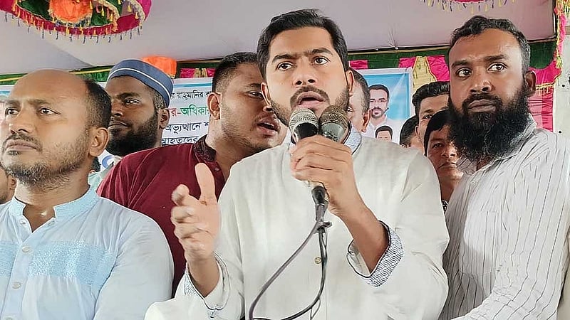বৃহস্পতিবার গাজীপুরে একটি পথসভায় বক্তব্য রাখেন গণঅধিকার পরিষদের একাংশের সভাপতি নুরুল হক নূর।