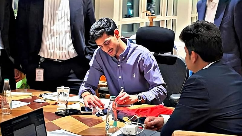 বেঙ্গালুরুর মালিকানার চুক্তিতে সই করছেন আরিয়ামান  বিরলা। ছবি: আরিয়ামানের ইনস্টাগ্রাম।