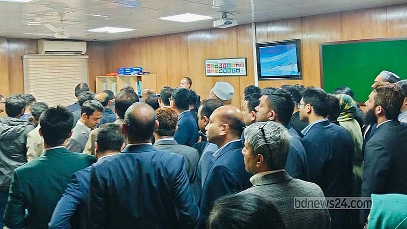 জনপ্রশাসন সংস্কার কমিশনের পদোন্নতি নিয়ে প্রস্তাবের প্রতিবাদে সচিবালয়ে বিক্ষোভ করেন বিসিএস প্রশাসন ক্যাডারের কর্মকর্তারা। 