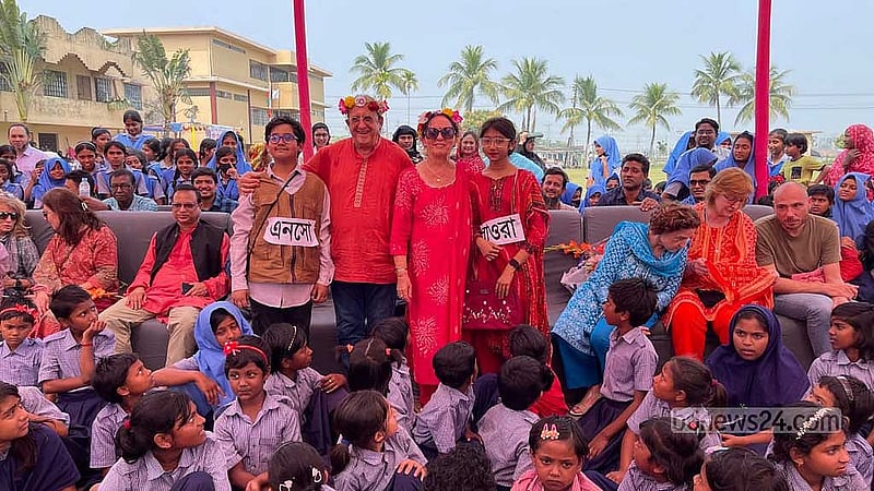 পঞ্চাশ বছর উদযাপনের অনুষ্ঠানে ছিল কেক কাটা, আলোচনা, নাচ-গানে এক রঙিন উৎসব। 