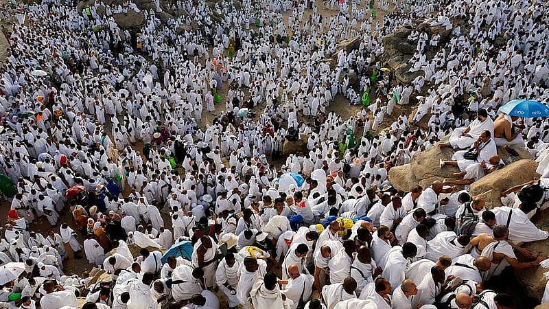 সৃষ্টিকর্তার কাছে হাজিরা দিতে তাদের ‘লাব্বাইক আল্লাহুমা লাব্বাইক’ ধ্বনিতে মুখরিত হয়ে উঠেছে বিদায় হজের স্মৃতি বিজড়িত আরাফাত ময়দান। ছবি রয়টার্স