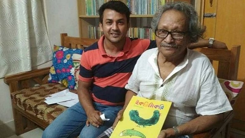 ছড়াকার সুকুমার বড়ুয়ার সঙ্গে লেখক।