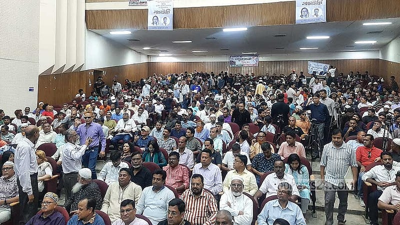 এরশাদের মৃত্যুবার্ষিকীতে জাতীয় পার্টি আয়োজিত স্মরণসভায় শ্রোতারা।
