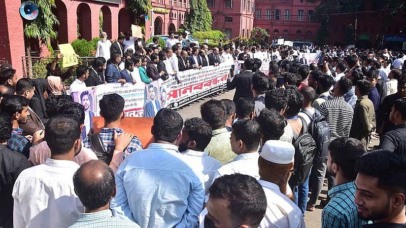 আইনজীবী সাইফুল ইসলাম আলিফ হত্যার প্রতিবাদে চট্টগ্রাম আদালতে টানা দ্বিতীয় দিনের মধ্যে বিক্ষোভ দেখায় আইনজীবীরা।