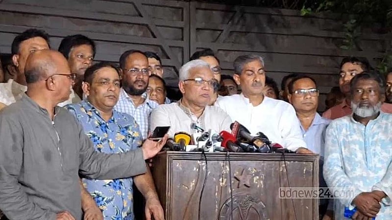 হাসপাতাল থেকে খালেদা জিয়াকে বাসায় নেওয়ার পর ‘ফিরোজা’র সামনে সাংবাদিকদের ব্রিফ করেন তার ব্যক্তিগত চিকিৎসক এজেডএম জাহিদ হোসেন