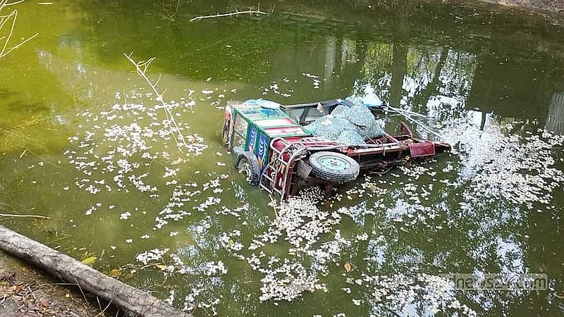 অতিরিক্ত মালামাল বোঝাই ব্যাটারিচালিত রিকশাটি বুড়িচং বাজার-সংলগ্ন নোয়াপাড়া এলাকায় ব্রিজে ওঠার সময় নিয়ন্ত্রণ হারিয়ে খাদে পড়ে যায়।