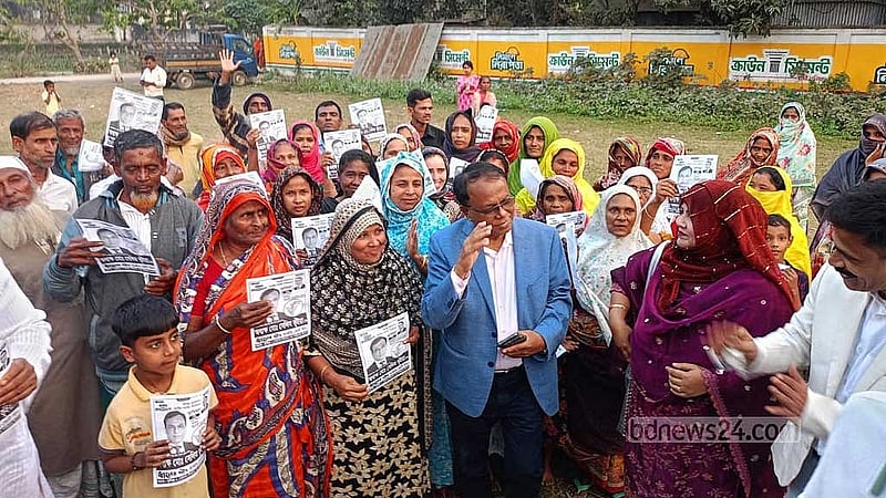 শেষ মুহূর্তের প্রচারে গ্রামের পথেঘাটে কুমিল্লা-২ আসনের বিএনপির প্রার্থী সেলিম ভুইয়া।