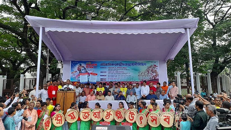 জন্মাষ্টমীর শোভাযাত্রার আগে ঢাকার পলাশী মোড়ে আলোচনা সভায় বক্তব্য দেন অন্তর্বর্তী সরকারের আইন উপদেষ্টা অধ্যাপক আসিফ নজরুল।