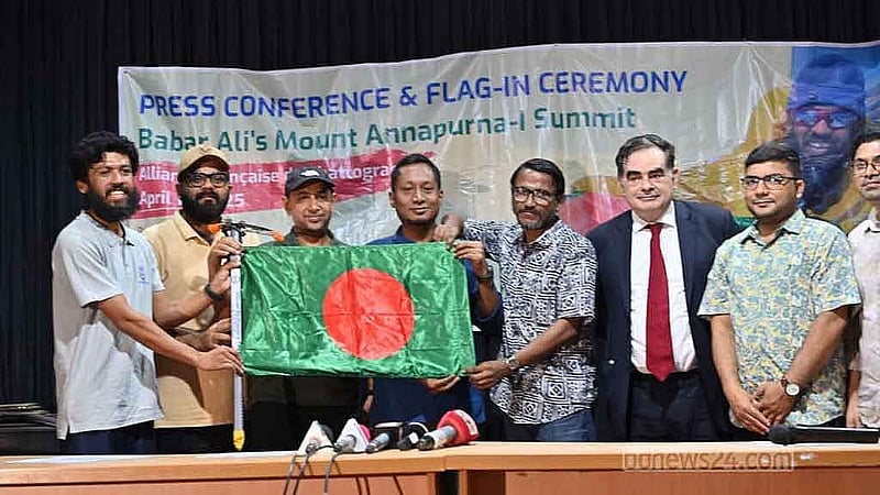 অলিয়ঁস ফ্রঁসেজ দ্য চট্টগ্রামে বুধবার দুপুরে সংবাদ সম্মেলনে বাবর আলীসহ অতিথিরা।
