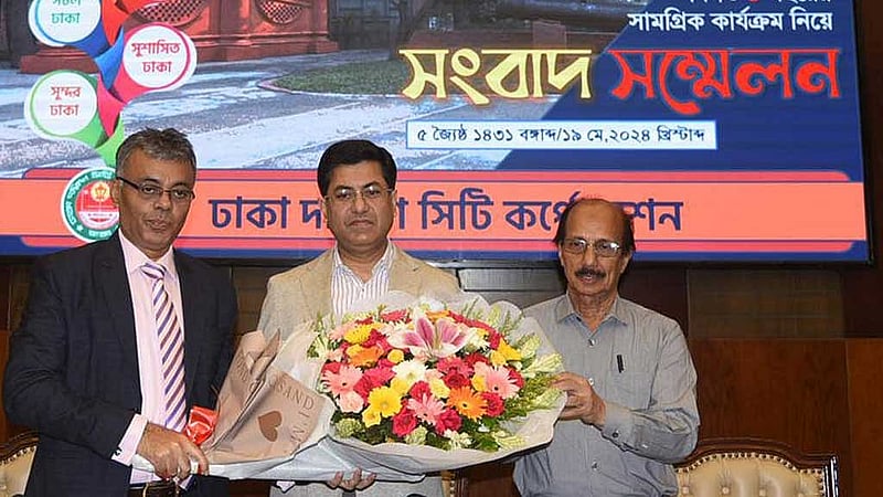 সংবাদ সম্মেলনে দায়িত্ব গ্রহণের চার বছরে শেখ ফজলে নূর তাপসকে শুভেচ্ছা জানান ঢাকা দক্ষিণ সিটি করপোরেশনের কর্মকর্তারা