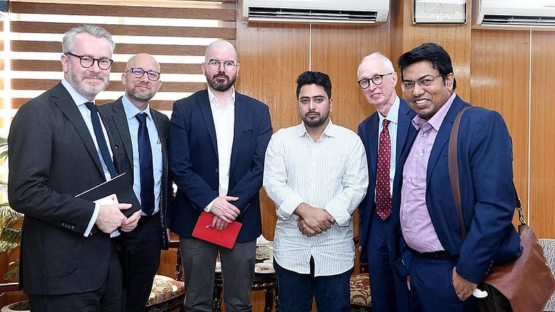 ব্রিটিশ রাজনৈতিক পরামর্শক প্রতিষ্ঠান গ্লোবাল পার্টনার্স গভর্নেন্স-জিপিজির প্রতিনিধি দলের সঙ্গে তথ্য ও সম্প্রচার উপদেষ্টা মো. নাহিদ ইসলাম।