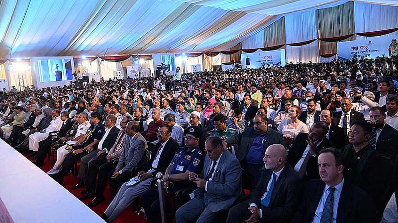 পদ্মা সেতু প্রকল্পের সমাপনী অনুষ্ঠানে অর্থায়ন নিয়ে বিশ্বব্যাংক ও সরকারের মধ্যে কী কথা চালাচালি হয়, তাও তুলে ধরেন। 