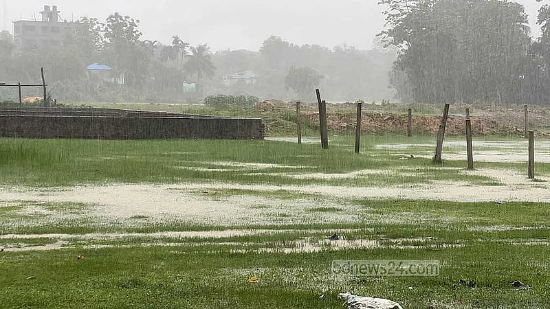 খাগড়াছড়িতেও ঝরছে টানা বৃষ্টি, তাতে পাহাড় ধসের আশঙ্কা তৈরি হয়েছে।