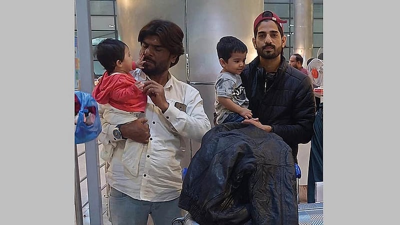 রাশিয়ার উদ্দেশে উড়োজাহাজে ওঠার আগে বিমানবন্দরে ভাই মহম্মদ ইমরান ও সন্তানদের সঙ্গে মহম্মদ আসফান।  ছবি: মহম্মদ ইমরান 
