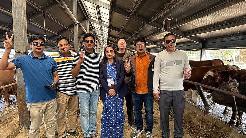 সহকর্মীদের সঙ্গে মাংস উৎপাদনকারী পশুর খামার পরিদর্শন।