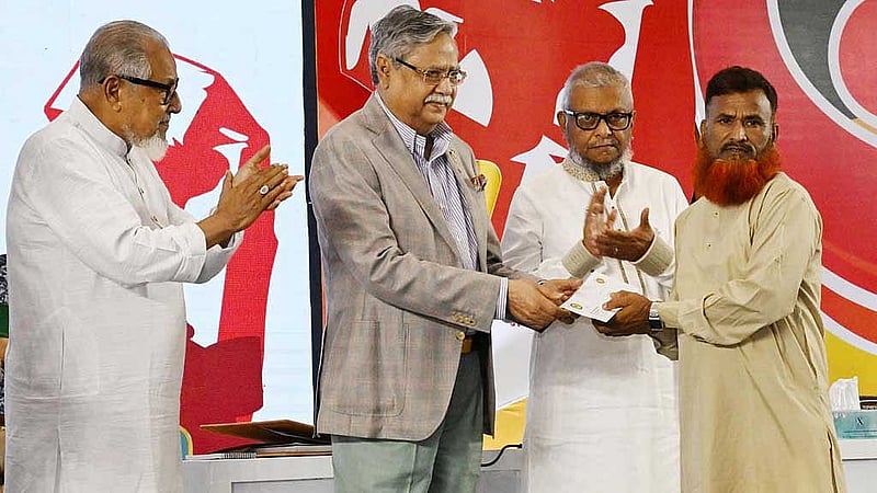 ‘মহান মে দিবস ও জাতীয় পেশাগত স্বাস্থ্য ও সেফটি দিবস-২০২৬’ উপলক্ষে শুক্রবার চীন-মৈত্রী সম্মেলন কেন্দ্রে আয়োজিত অনুষ্ঠানে মিরপুরের রূপনগরে রাসায়নিকের গুদামের আগুনে নিহত শ্রমিকদের পরিবারের সদস্যদের হাতে সহায়তার চেক তুলে দেন রাষ্ট্রপতি মো. সাহাবুদ্দিন। ছবি: পিআইডি