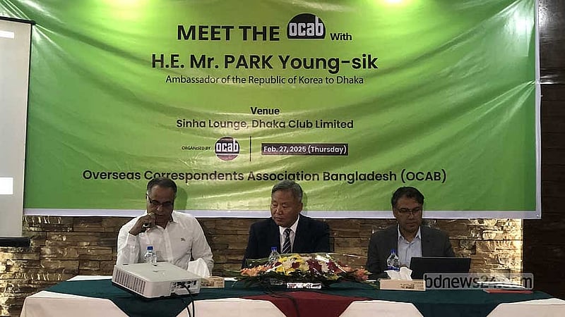 ঢাকায় ওভারসিজ করেসপন্ডেন্টস অ্যাসোসিয়েশন, বাংলাদেশ (ওকাব) আয়োজিত ‘মিট দ্য ওকাব’ অনুষ্ঠানে বক্তব্য রাখেন দক্ষিণ কোরিয়ার রাষ্ট্রদূত পার্ক ইয়াং-সিক।