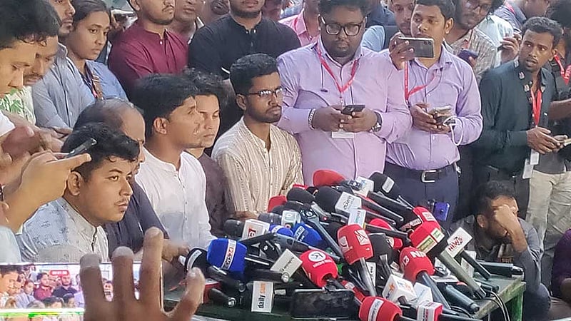 সংবাদ সম্মেলন বক্তব্য রাখেন ছাত্রদল সমর্থিত প্যানেলের ভিপি পদপ্রার্থী আবিদুল ইসলাম খান।