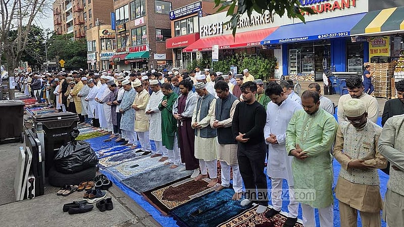 নিউ ইয়র্ক সিটির জ্যাকসন হাইটসে ঈদ জামাতে প্রবাসীরা।