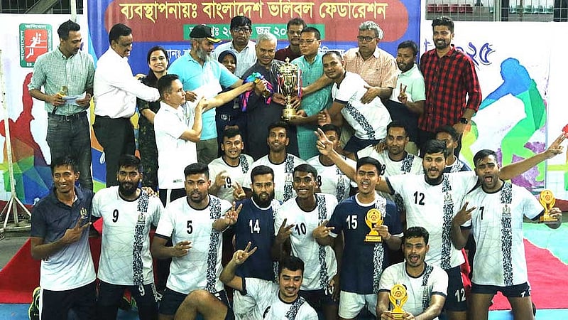 শুরুর ধাক্কা সামলে দারুণ জয়ের আনন্দ সঙ্গী হয়েছে বাংলাদেশ নৌবাহিনীর। ছবি: ভলিবল ফেডারেশন