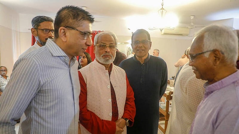 বিডিনিউজ টোয়েন্টিফোর ডটকমের বর্ষবরণ অনুষ্ঠানে জাতীয় পার্টির চেয়ারম্যান জিএম কাদের এবং বাংলাদেশ জাসদের স্থায়ী কমিটির সদস্য মুশতাক হোসেন।
