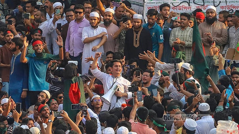 ৯ মে ২০২৫: গণআন্দোলনে ক্ষমতাচ্যুত আওয়ামী লীগকে নিষিদ্ধের দাবিতে শাহবাগ মোড় অবরোধ করেন জাতীয় নাগরিক পার্টিসহ জুলাই অভ্যুত্থানে যুক্ত বিভিন্ন রাজনৈতিক দল ও সংগঠনের নেতাকর্মীরা। সেখানে স্লোগানে স্লোগানে তারা ক্ষমতাচ্যুত দলটিকে নিষিদ্ধের দাবি তোলেন। ছবি: আব্দুল্লাহ আল মমীন