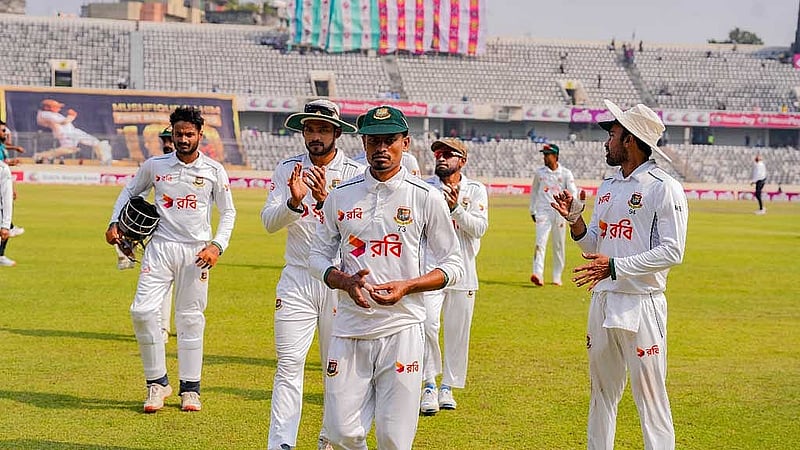 তাইজুলকে সামনে রেখে মাঠ ছাড়ছেন সতীর্থরা। ছবি: বিসিবি।