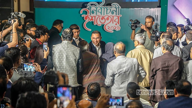 ঢাকার হোটেল সোনারগাঁওয়ে শুক্রবার বিএনপির নির্বাচনি ইশতেহার অনুষ্ঠানে অতিথিদের সঙ্গে কুশল বিনিময় করেন দলের চেয়ারম্যান তারেক রহমান।
