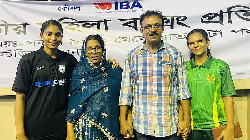 বাবা-মা ও বোন আফঈদা খন্দকারের সঙ্গে বক্সার আফরা খন্দকার। ছবি: আফঈদার ফেইসবুক