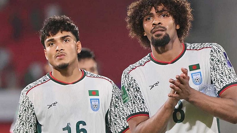 ফাহামিদুলের সাথে হামজা চৌধুরী। সিঙ্গাপুরের বিপক্ষে হারের হতশা দুজনের চোখে-মুখে। ছবি: হামজার ফেইসবুক