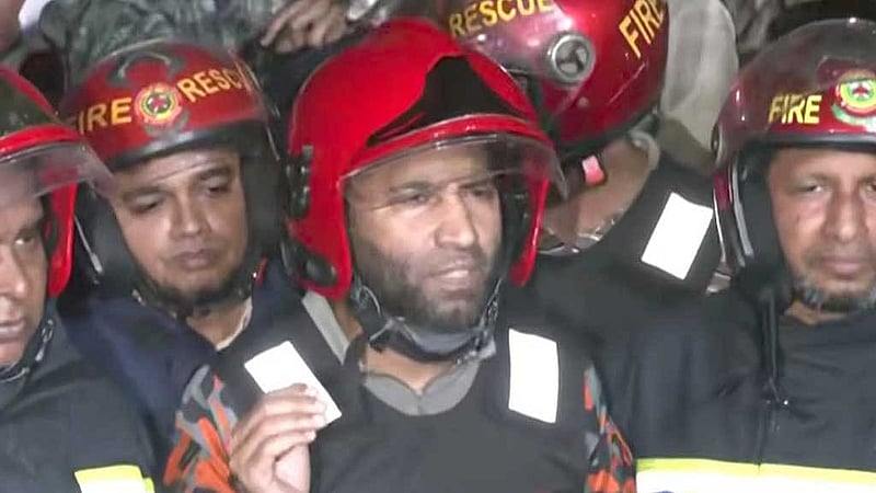 রাজধানীর খিলগাঁওয়ে শুক্রবার স মিলের আগুন নিয়ন্ত্রণে আনার পর সাংবাদিকদের বিভিন্ন তথ্য দেন ফায়ার সার্ভিসের পরিচালক লেফটেনেন্ট কর্নেল মো. তাজুল ইসলাম চৌধুরী।