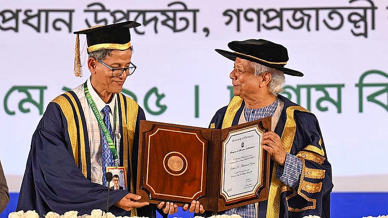 ১৪ মে ২০২৫: প্রধান উপদেষ্টা মুহাম্মদ ইউনূসকে চট্টগ্রাম বিশ্ববিদ্যালয়ের পঞ্চম সমাবর্তনে সম্মানসূচক ডক্টর অব লিটারেচার (ডি লিট) ডিগ্রি দেওয়া হয়। ছবি: পিআইডি