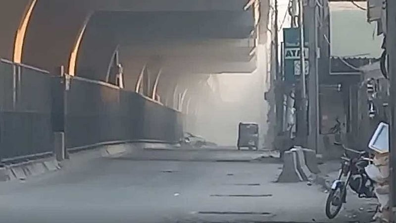 ঘটনাস্থল সাদ্দার-কোহাট সড়কে যান চলাচল বন্ধ করে দেওয়া হয়। ছবি: ডন 