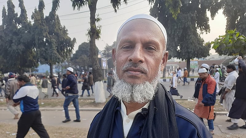 রাজধানীর কচুক্ষেত এলাকার বাসিন্দা অবসরপ্রাপ্ত ওয়ারেন্ট অফিসার রবিউল হক এসেছিলেন খালেদা জিয়ার জানাজায়।
