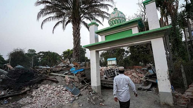 মিয়ানমারের আমারাপুরায় ভূমিকম্পে ক্ষতিগ্রস্ত একটি মসজিদের দিকে যাচ্ছেন এক ব্যক্তি। ছবি: রয়টার্স