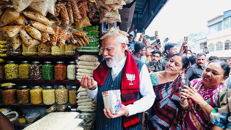 ঝালমুড়ি হাতে নরেন্দ্র মোদী।