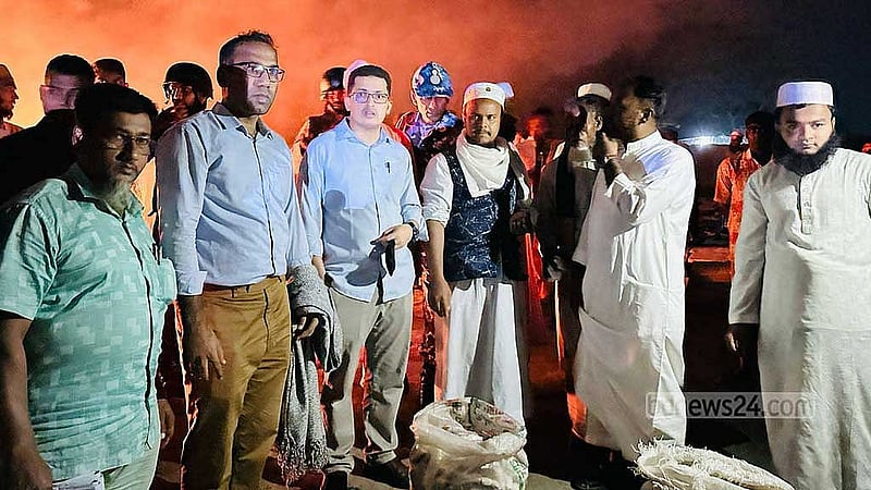 জব্দ করা ৩০ হাজার মিটার অবৈধ কারেন্ট জাল আগুনে পুড়িয়ে ফেলা হয়। 