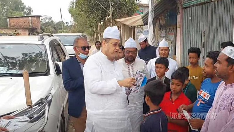 ভোটের প্রচারে বাংলাদেশ সুপ্রিম পার্টির চেয়ারম্যান সৈয়দ সাইফুদ্দিন আহমদ মাইজভান্ডারী।
