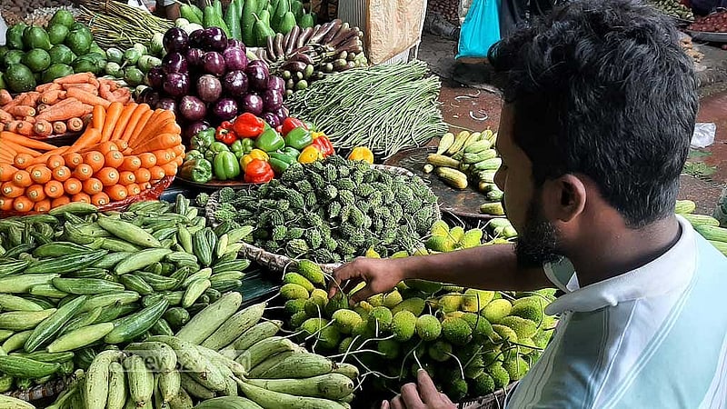 কারওয়ানবাজারে ৫০ টাকা কেজির নিচে সবজি নেই। পাড়া মহল্লার বাজারে ৮০ টাকার নিচে পাওয়াই ভার।